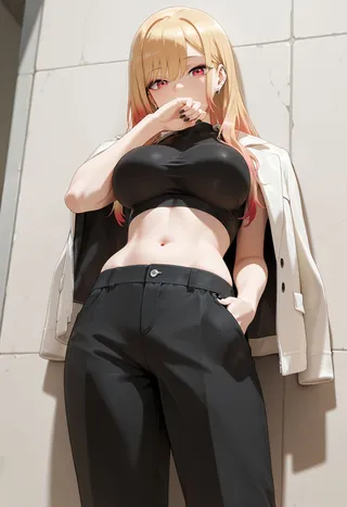 어깨에 흰 재킷을 걸친 검은 크롭탑과 검은 바지를 입고 벽에 서 있는 금발 머리와 붉은 눈을 가진 키타가와 마린의 일러스트